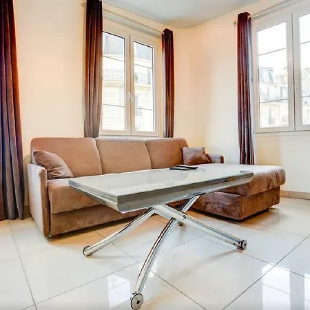 Notre Dame Bright Apartment *
