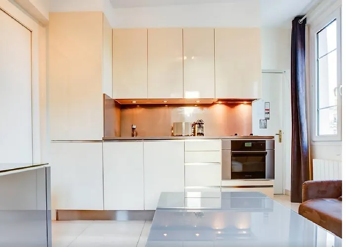 Notre Dame Bright Apartment